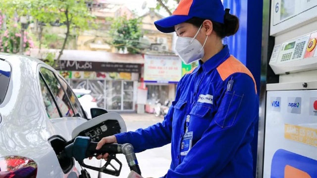 Petrol prices rise by over VND1,000 per litre as of April 11